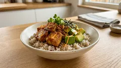 切って焼いてのせるだけ:香ばし厚揚げ×アボカドの簡単どんぶり(たれはお好みで)